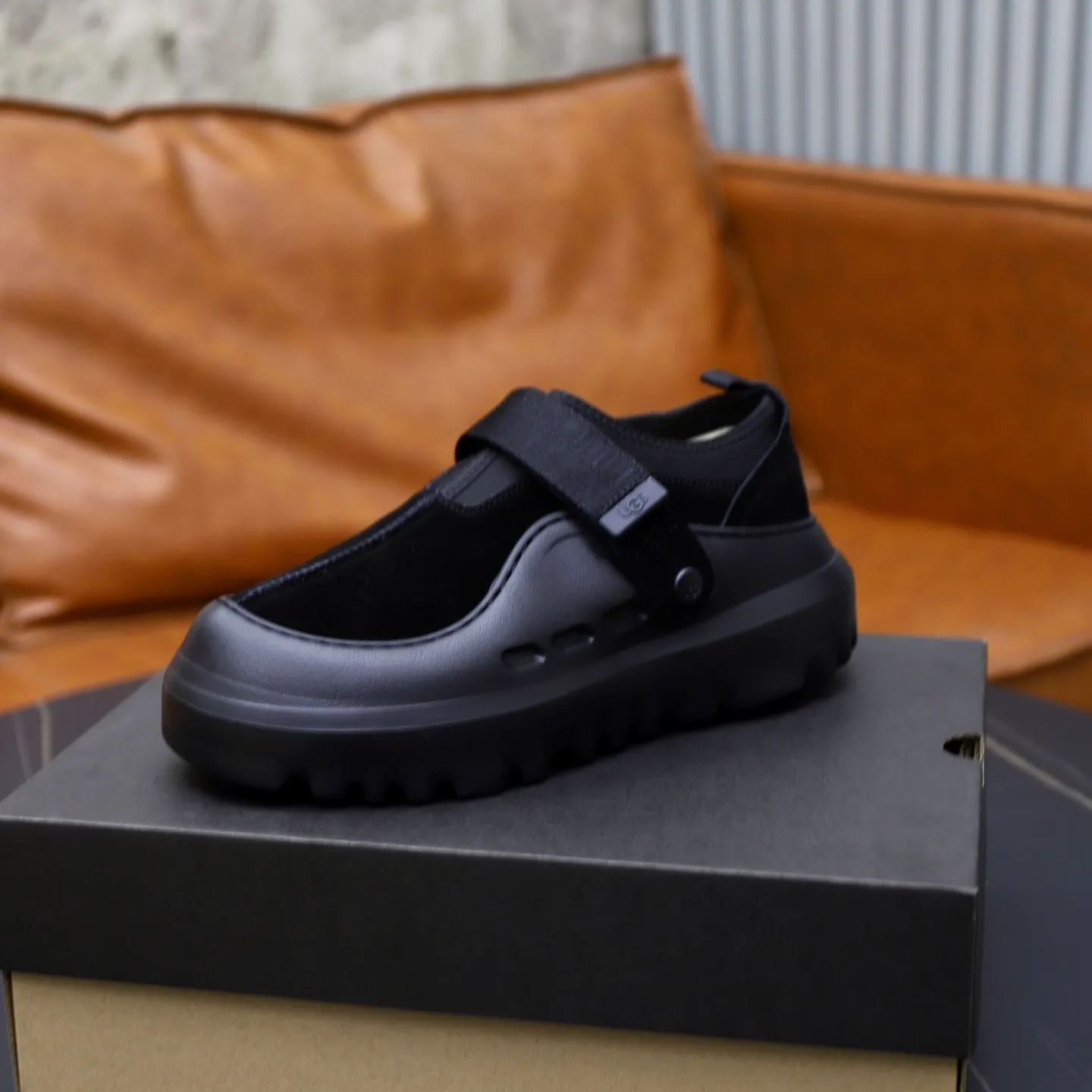 Ex-factory price: 580 for couples👫💰Thick wool imported from Australia Brand: UGG genuine purchasing agent Size: 35-45 (45 customized) Grade: Official website 1:1 Material: First layer of genuine leather waterproof and antifreeze upper Real wool lining Original non-slip and wear-resistant outsole Style category: Men's casual shoes Trendy style Comfortable on the feet Color: Official website color synchronization